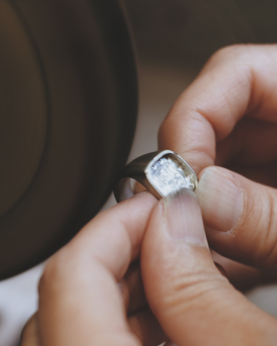 Video, der viser polering af sølv ring 